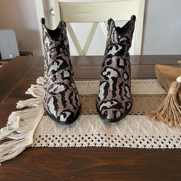 BETSEY JOHNSON Lucki Leopard Sequin Pointed-Toe Ankle Booties western Size 8 - Picture 4 of 9